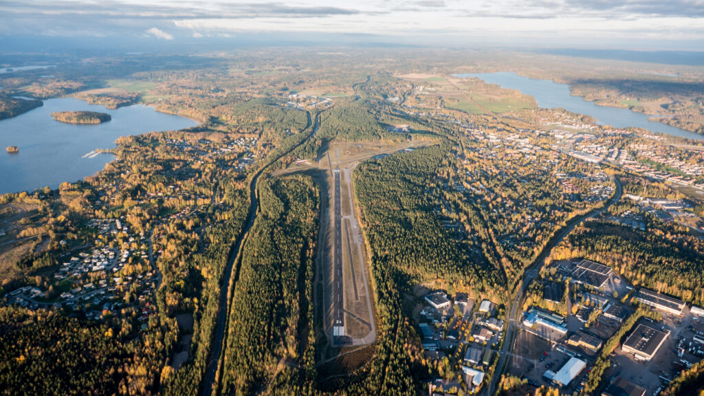 Nummelan lentokenttä Kiitotie 04 suunnasta nähtynä. 
Kuvattu: 14.10.2020
Kuvaaja: Toma