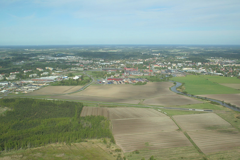 Forssan kenttä sijaitsee aivan kaupungin reunalla. Tässä nähtynä itäpuolelta 21.5.2007. Kuva Pekka Lehtinen. (Klikkaa suureksi)